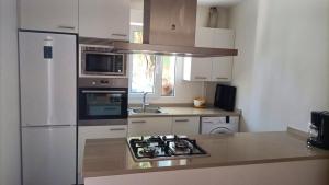 Kuchyňa alebo kuchynka v ubytovaní Spacious House with Garden in Touro – Family-Friendly