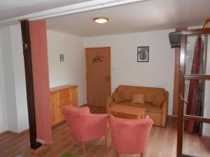 - un salon avec un canapé, une table et des chaises dans l'établissement Penzion Stárek, à Terchová