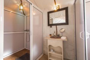 Koupelna v ubytování Merzouga Luxury Camping + 38 fotografií