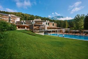 Bazén v ubytování Grand Hotel Terme Di Comano nebo v jeho okolí