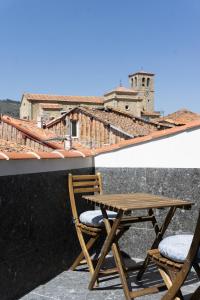 エルバスにあるLa Antigua Farmaciaの木製テーブル、椅子2脚