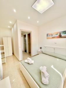 a bedroom with a bed with white towels on it at Casa vacanza l’archetto in Genzano di Roma