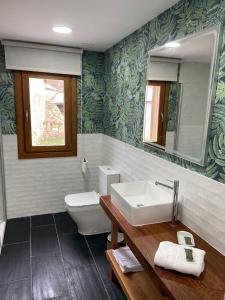 Koupelna v ubytování 42 Grados Norte Vadinia