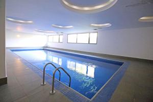 una gran piscina en un edificio en Oceana Suites en Unique, piscina climatizada, en Punta del Este