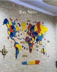 een kaart van de wereld geschilderd op een muur bij Ibn Sino Hotel in Bukhara