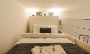 2 Betten in einem kleinen Zimmer mit Handtüchern darauf in der Unterkunft Magica - Cosy Apartment in the heart of Budapest in Budapest