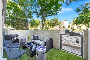 un patio con parrilla, mesa y sillas en Beverly Grove Chic City Oasis 2 BR Apt with Den 138, en Los Ángeles