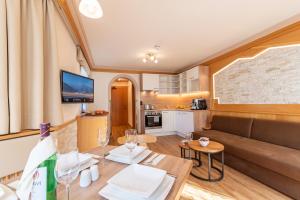 Kuhinja oz. manjša kuhinja v nastanitvi Hotel Garni Apart TINA