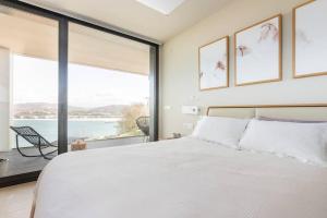 sypialnia z dużym łóżkiem i dużym oknem w obiekcie Suite en el Faro de Hondarribia, con vistas w mieście Hondarribia