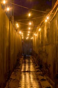 un couloir vide avec des lumières sur un mur dans l'établissement ALONA BEACH SIDE INN, à Panglao