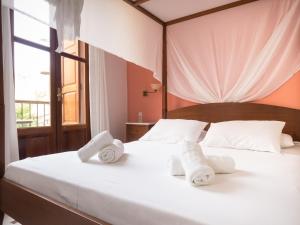 1 dormitorio con 1 cama con toallas en Xenon Apartments, en La Canea