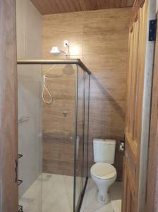 e bagno con servizi igienici e cabina doccia in vetro. di Apartamento Bela Vista a Tiradentes
