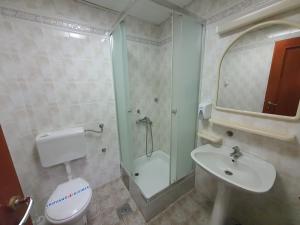 Bilik mandi di Hotel Norcev