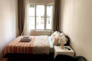 Tempat tidur dalam kamar di Cozy Terrace House 2min Walking to Taksim Square