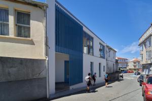 un grupo de personas caminando por una calle en Apartamentos Carballal en Palas de Rei 