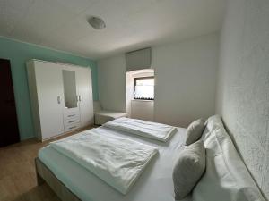 1 dormitorio con 2 camas y ventana en Quiet countryside apartments near the city and the sea, en Koper