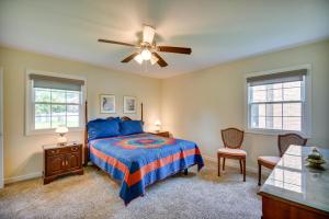 1 dormitorio con 1 cama y ventilador de techo en Chesapeake Vacation Rental about 9 Mi to Norfolk!, en Chesapeake