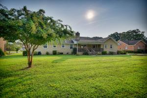 Chesapeake Vacation Rental about 9 Mi to Norfolk! في تشيسابيك: بيت فيه شجره وسط ساحه