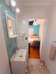 a bathroom with a sink and a toilet and a bedroom at Hostal Terraza Recreo in Viña del Mar