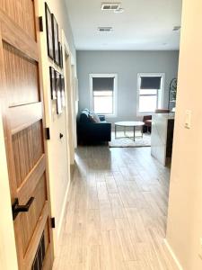 um corredor com uma sala de estar e uma cozinha em Collect3 2BR 1BA Close to Train and NYC em Newark