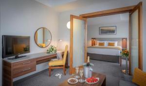 una camera d'albergo con un letto e una televisione di Maldron Hotel Tallaght a Tallaght