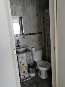 uma casa de banho com um WC e um lavatório em (1) Cuarto confortable en la zona de Angelópolis. em Tlazcalancingo