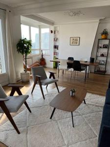 Uma área de estar em Appartement au pied de Montmartre / Jules Joffrin
