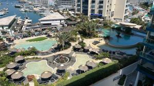 ジブラルタルにあるOcean Village Luxury 2 Bed 2 Bath Apartment - amazing views - pools and jacuzzisのマリーナ付きのリゾートの空中ビュー