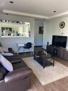 a living room with a couch and a table at Apartamento Edificio Urbana Z.10 in Guatemala