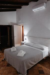 um quarto com uma cama com duas toalhas em Agriturismo Fattoria San Sebastiano em Strongoli