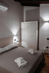 um quarto com uma cama com duas toalhas em Agriturismo Fattoria San Sebastiano em Strongoli