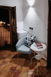 uma sala de estar com uma cadeira e uma mesa em Agriturismo Fattoria San Sebastiano em Strongoli