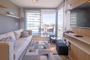 - un salon avec un canapé et une table dans l'établissement Oceana Suites en Bellagio Tower, con piscina interior climatizada, à Punta del Este