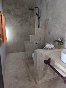 bagno con scala, servizi igienici e lavandino di New Bweni Beach Lodge a Baleni