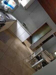 an overhead view of a kitchen with a hood at Casa do Atelier: Vida simples, lugar para relaxar in Treviso