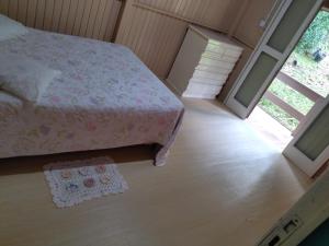 a bedroom with a bed and a rug on the floor at Casa do Atelier: Vida simples, lugar para relaxar in Treviso