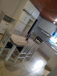 an empty kitchen with a table and two chairs at Casa do Atelier: Vida simples, lugar para relaxar in Treviso