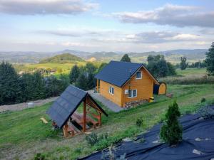 dom na wzgórzu z dachem słonecznym w obiekcie Domek Na Przełęczy w mieście Wierzbanowa