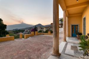 een balkon met uitzicht op een berg bij Casa Cuseni, Patrimonio Culturale Immateriale UNESCO in Taormina