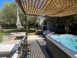 Bazén v ubytování Manna Gea Glamping Domes nebo v jeho okolí