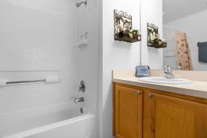 Photo de la galerie de l'établissement 201 Hideaway beach 4 beds - pool&spa, à Kissimmee