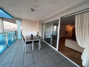 ジブラルタルにあるOcean Village Luxury 2 Bed 2 Bath Apartment - amazing views - pools and jacuzzisの建物の上にテーブルと椅子が置かれたバルコニー