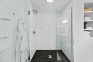 Et badeværelse på Fairfax District Chic City Oasis 2 BR Apt with Den 136