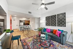 uma sala de estar com um sofá e uma mesa em Fairfax District Chic City Oasis 2 BR Apt with Den 136 em Los Angeles