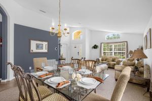 uma sala de jantar com mesa e cadeiras em 201 Hideaway beach 4 beds - pool&spa em Kissimmee