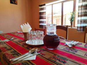 una mesa con un frasco de salsa de vidrio sobre una mesa en Casa Amaru Raqchi, en Anansaya