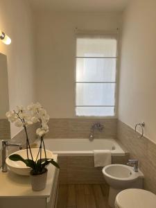 Santa Rosa Florence Apartments 3 Bedrooms - Private Parking في فلورنسا: حمام مع حوض ومرحاض ومغسلة