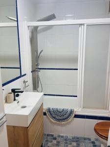 bagno con doccia e lavandino bianco di Horizonte Azul a Almería