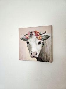 a painting of a cow with a flower crown at Ferienwohnung im schönen Allgäu in Biessenhofen