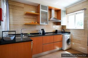 a kitchen with a sink and a washing machine at Quinta do Lago - Apartamento Salinas in Quinta do Lago